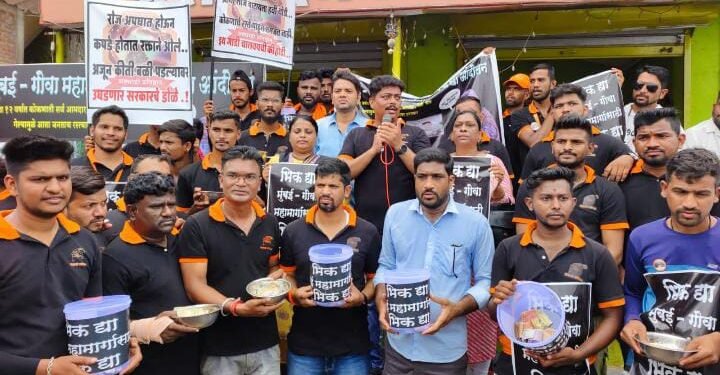 मुंबई गोवा महामार्गावरील खड्डे बुजविण्यासाठी सह्याद्री प्रतिष्ठान सह पत्रकार आणि सोबती संस्थेचे केलं भीक मांगो आंदोलन.