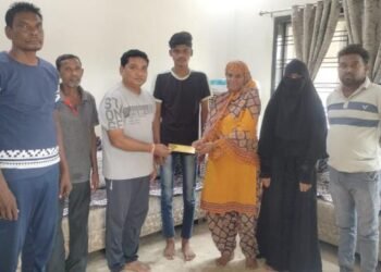 माजी आमदार दिपकदादा आत्राम यांच्या कडून अहेरी येथील निराधार महिलेस आर्थिक मदत.