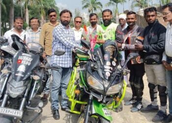6 राज्याच्या बाईक रायडर्स वर निघालेल्या हिंगणघाट येथील वैभव साठोने यांच्या प्रदेश सरचिटणीस अतुल वांदिले यांनी केले पुष्पगुच्छ देऊन स्वागत.