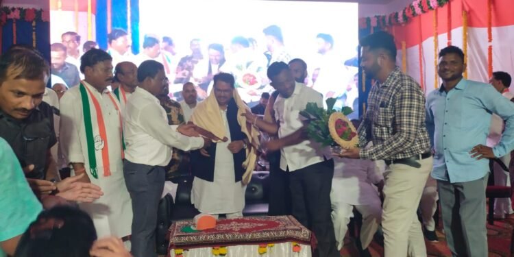 आदिवासी विध्यार्थी संघ व अजयभाऊ मित्र परिवार तर्फे विरोधी पक्षनेते विजय वडेट्टीवार यांचा भव्य नागरी सत्कार.