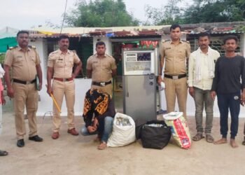 समुद्रपूर पोलीसांची धडक कारवाई, आरोपीचे राहते घरी दारूबंदीबाबत प्रो.रेड करून 80,700 हजाराचा मुद्देमाल जप्त.