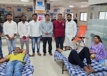 सिध्दनाथ ग्रुप आँफ बिझनेस यांच्या वतीने भव्य रक्तदान शिबिर या शिबिराला तथागत ग्रुपचे मार्गदर्शक संस्थापक संदिपभाऊ गवई यांची भेट.