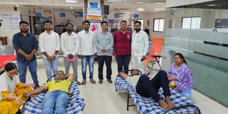 सिध्दनाथ ग्रुप आँफ बिझनेस यांच्या वतीने भव्य रक्तदान शिबिर या शिबिराला तथागत ग्रुपचे मार्गदर्शक संस्थापक संदिपभाऊ गवई यांची भेट.