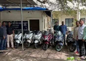 नवी मुंबईत दुचाकी चोरणाऱ्या टोळीचा स्पर्दाफास बाल गुन्हेगारांसह दोघांना ठोकल्या बेड्या 5 गुन्हे आले समोर.