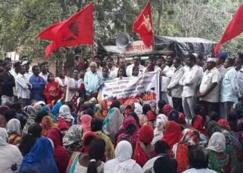 अहमदनगर: कोपरगाव येथे एकलव्य आदिवासी परिषदेचा भव्य मोर्चा, आदिवासींना तातडीने घरकुल देण्याची मागणी.