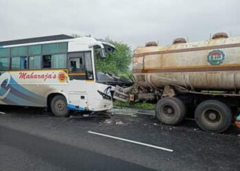 नागपुर चंद्रपूर हायवेवर ओव्हरटेक करण्याच्या नादात खाजगी ट्रॅव्हल्स व टँकर च्या भीषण अपघात.