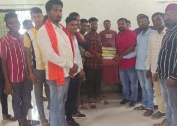 सुरज माडुरवार यांच्या वाढदिवसाचे औचित्य साधून आक्सापूर येथील अभ्यासिकेला मदतीचा हात.