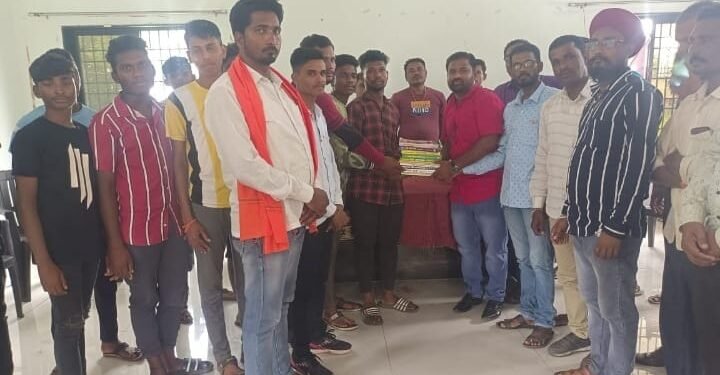 सुरज माडुरवार यांच्या वाढदिवसाचे औचित्य साधून आक्सापूर येथील अभ्यासिकेला मदतीचा हात.