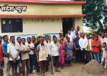 झिमेला येते नवीन अंगणवाडी खोलीचे माजी जि.प.अध्यक्ष अजय कंकडालवार यांच्या हस्ते उद्घाटन.