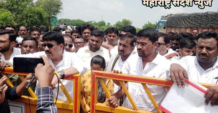 नागपुर : हल्दीराम फैक्ट्री प्रशासनाविरुद्ध कांग्रेस ने केले जोरदार आंदोलन. अखेर हल्दीराम फैक्ट्रीच्या मालकाने मागितली माफी.