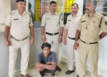 रक्ताच्या थारोळ्यात बाजूला पतीचा मृतदेह पडला होता आणि नराधम आरोपी करत होता त्याचा पत्नीवर बलात्कार