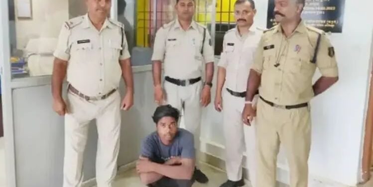 रक्ताच्या थारोळ्यात बाजूला पतीचा मृतदेह पडला होता आणि नराधम आरोपी करत होता त्याचा पत्नीवर बलात्कार