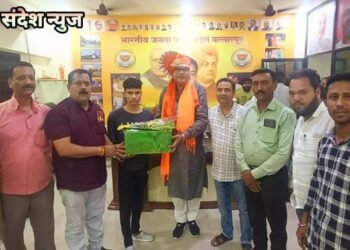 भारतीय जनता पार्टी के चंद्रपूर ग्रामीण जिल्हा अध्यक्ष हरीश शर्मा इनके जन्मदिन पर लकी ड्रा में मिला गिफ्ट, जरूरतमंद परिवार को कर दिया भेट.