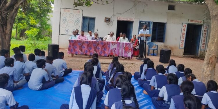 राजेंद्र विद्यालय भोयगांव येथे विजय बापूराव वनकर यांच्या सेवानिवृत्ती सत्कार सोहळा संपन्न.