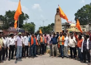 मराठा समाजाच्या आंदोलकांवर लाठीचार्जचा हिंगणघाट येथे शिवसेनेच्या वतीने निषेध आंदोलन.