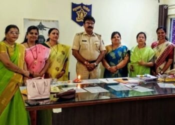 भाजपा महिला मोर्च्याच्या वतीने हिंगणघाट पोलिस स्टेशन मध्ये पोलिसाना राखी बांधून रक्षाबंधन केले साजरे.