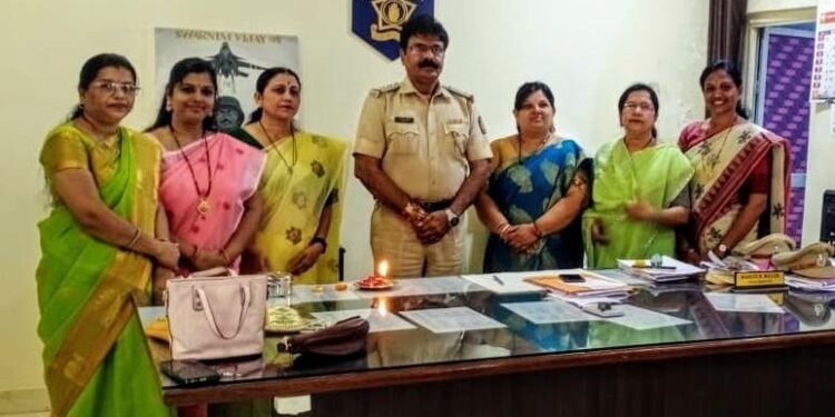 भाजपा महिला मोर्च्याच्या वतीने हिंगणघाट पोलिस स्टेशन मध्ये पोलिसाना राखी बांधून रक्षाबंधन केले साजरे.