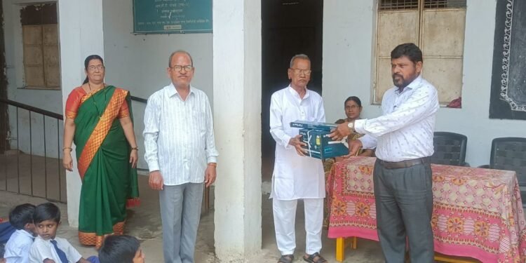 जनता हायस्कूल (डेपो शाखा) बल्लारपूर या शाळेला लोक सहभागातून प्राप्त झाले सिलिंग फॅन.