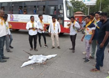अभिजित देशमुख यांच्या नेतृत्वात मराठा आंदोलकांवर झालेल्या हल्ल्याचा वंचित बहुजन युवा आघाडीचे वतीने मुख्यमंत्र्यांचा पुतळा जाळून निषेध.