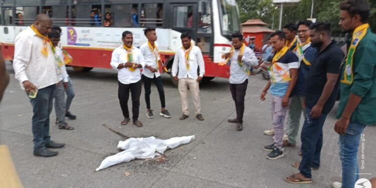 अभिजित देशमुख यांच्या नेतृत्वात मराठा आंदोलकांवर झालेल्या हल्ल्याचा वंचित बहुजन युवा आघाडीचे वतीने मुख्यमंत्र्यांचा पुतळा जाळून निषेध.