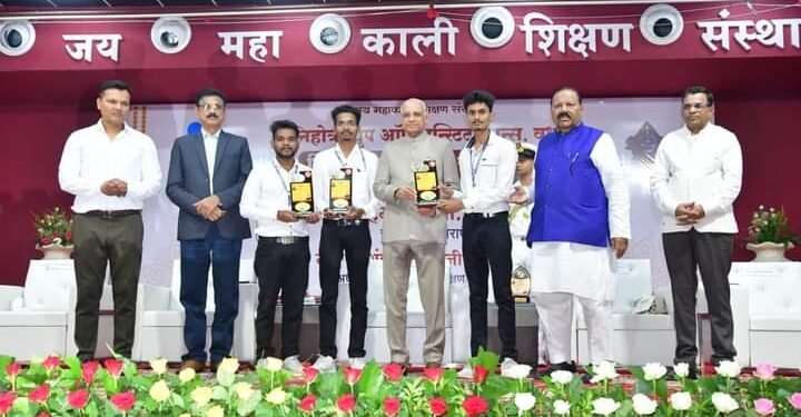 देशाचे व्यापक राष्ट्रीय हित साध्य करण्यासाठी शैक्षणिक संस्थांचे योगदान महत्वाचे राज्यपाल याच्या हस्ते गुणवंत विद्यार्थ्यांचा गौरव.