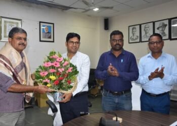 अधिस्विकृती समितीवर नियुक्ती झाल्याबद्दल प्रफुल्ल व्यास यांचा जिल्हाधिकारी याच्या हस्ते सत्कार