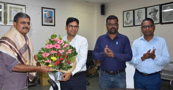 अधिस्विकृती समितीवर नियुक्ती झाल्याबद्दल प्रफुल्ल व्यास यांचा जिल्हाधिकारी याच्या हस्ते सत्कार