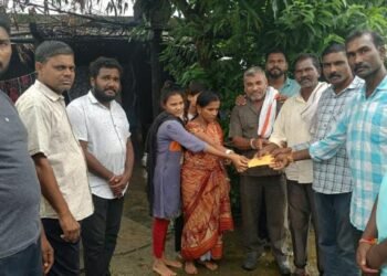 राजाराम खांदला येथील स्वर्गीय बाबुराव दुर्गे यांच्या कुटुंबाला राजे अम्ब्रिशराव आत्राम यांनी केले आर्थिक मदत.