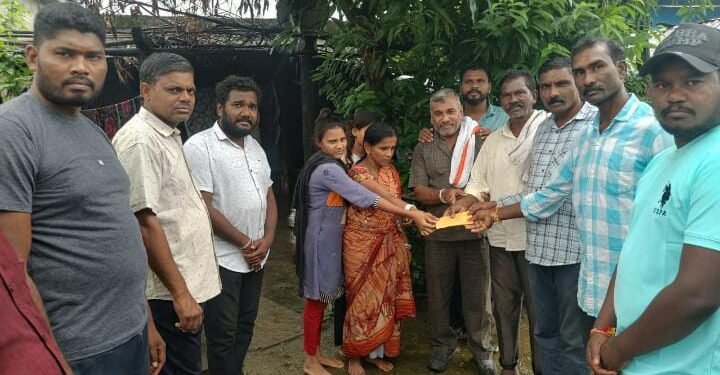 राजाराम खांदला येथील स्वर्गीय बाबुराव दुर्गे यांच्या कुटुंबाला राजे अम्ब्रिशराव आत्राम यांनी केले आर्थिक मदत.