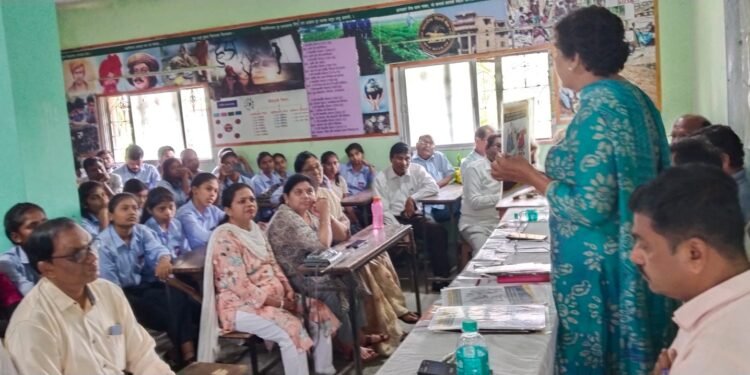 अंधश्रद्धा निर्मूलन समिती च्या पूणे येथील जनसंवाद रथाचे कळमेश्वर येथे जोरदार स्वागत.