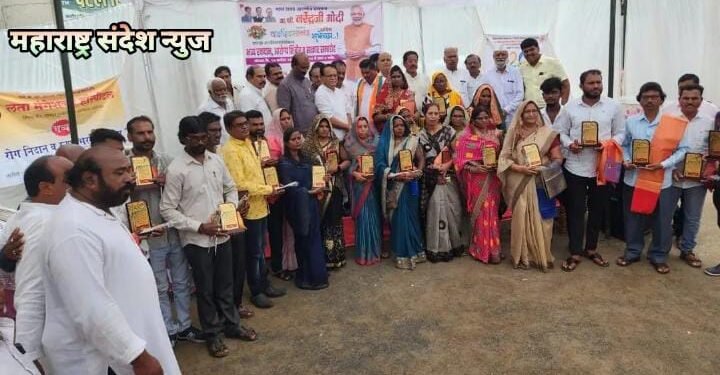 पंतप्रधान नरेंद्र मोदी यांच्या जन्मदिवसा निमित्त सावनेर शहरातील स्वच्छता कर्मचाऱ्यांचा जाहिर सत्कार.