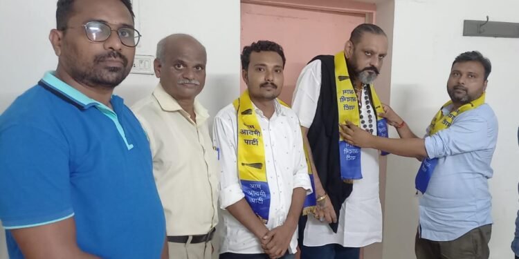 चंद्रपूर: राष्ट्रवादी काँग्रेस पक्षाचे त्रीलोचनसिंग अरोरा (शंकर सरदार) यांचा आम आदमी पार्टीत मध्ये जाहीर प्रवेश.