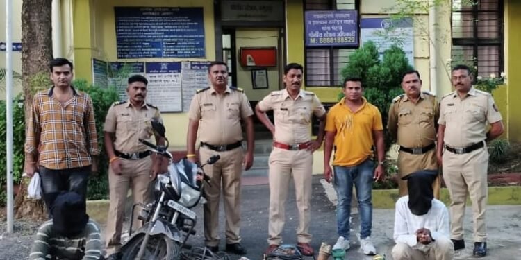 चक्क चोरट्यांनी केली कंपनीमध्ये मोटर पंप केबल वायरची चोरी, समुद्रपूर पोलीसांनी दोन चोरांना ठोकल्या बेड्या.