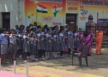 ‘मेरी माटी, मेरा देश’ अभियान मुरदगाव, अल्लीपुर येथे अमृत कलश यात्रेला विद्यार्थी गावकऱ्यांचा उत्स्फूर्त सहभाग.