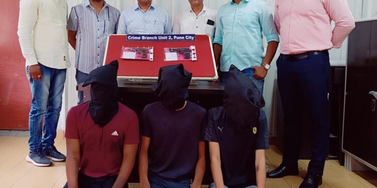 “गुन्हेगारी पार्श्वभूमी असलेल्या आरोपीताकडून ०२ पिस्टल, ०३ जिवंत काडतुस असा एकूण १,००,६००/-रु. मुददेमालासह ०३ आरोपीतांना युनिट २ कडून अटक करण्यात यश