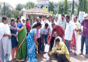 सांगलीत कंत्राटी नोकर भरती आदेशाची सरकारी कर्मचाऱ्यानी केली होळी; शासनाचा केला निषेध.