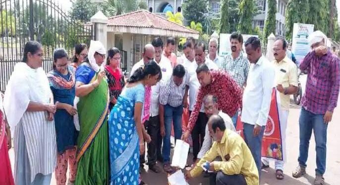 सांगलीत कंत्राटी नोकर भरती आदेशाची सरकारी कर्मचाऱ्यानी केली होळी; शासनाचा केला निषेध.