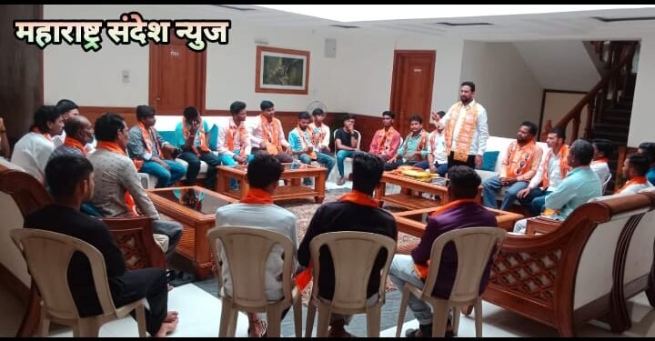 सुर्या अडबाले युवासेना जिल्हाप्रमुख यांच्या अध्यक्षतेखाली पोंभूर्णा युवा सेनेची आढावा बैठक तथा पक्ष प्रवेश संपन्न.