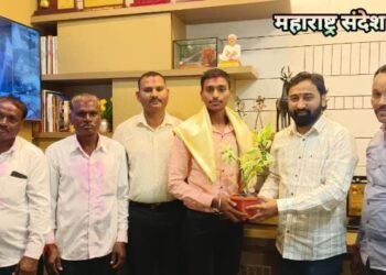 भारतीय सेनेत आदेश चंदनखेडे यांची निवड झाल्याबद्दल राष्ट्रवादी काँग्रेस पक्षाचे प्रदेश सरचिटणीस अतुल वांदिले यांनी केला सत्कार.