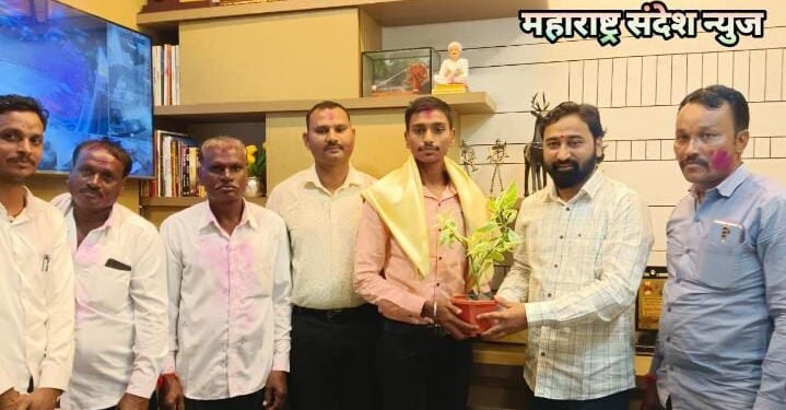 भारतीय सेनेत आदेश चंदनखेडे यांची निवड झाल्याबद्दल राष्ट्रवादी काँग्रेस पक्षाचे प्रदेश सरचिटणीस अतुल वांदिले यांनी केला सत्कार.