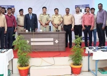 वर्धा पोलिसांनी हरविलेले २९ लाखांचे फोन केले परत.