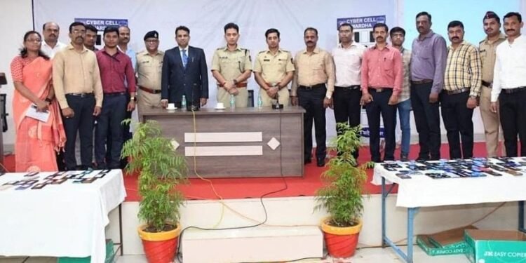 वर्धा पोलिसांनी हरविलेले २९ लाखांचे फोन केले परत.
