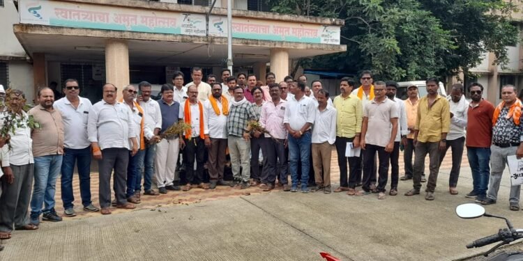 हिंगणघाट: कंत्राटी कर्मचारी अध्यादेश रद्द करावा म्हणून मुख्यमंत्र्यांना शिवसेना ठाकरे व वंचित बहुजन आघाडीचे निवेदन.