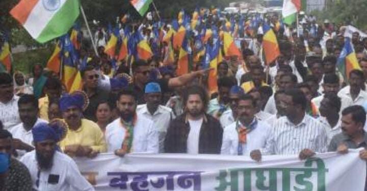 सरकारी नोकरींचे कंत्राटीकरण करण्याच्या शासनाच्या विरोधात वंचित बहुजन आघाडीतर्फे सांगलीत भव्य मोर्चा.