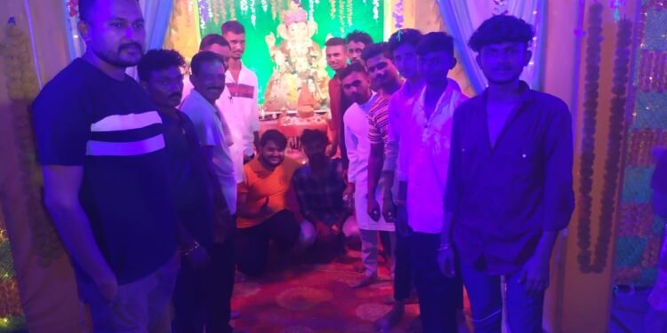 माजी जि.प.अध्यक्ष अजयभाऊ कंकडालवार यांनी बालगणेश मंडळाला भेट देऊन गणरायांचे दर्शन घेतले.