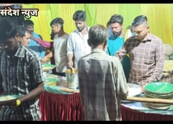 आलापल्लीचा राजा गणेशोत्सव निमित्याने भावीकांना शिवसेना उद्धव बाळासाहेब ठाकरे वतिने महाप्रसादाचे वाटप.