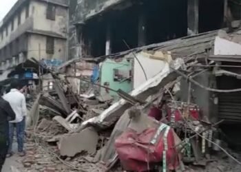 मुंबईत इमारत कोसळली दोन जणांचा दबून मृत्यू, चार जणांना वाचवण्यात यश.