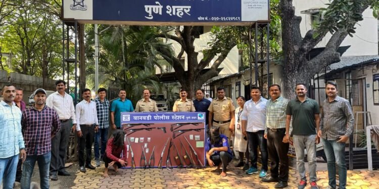१ गावठी पिस्टल, १२ सिंगल वोर रायफल, ५६ जिवंत राउंड तसेच बनावट लायसन्ससह, बेकायदेशीरपणे अग्निशस्त्र बाळगणारे वाहय राज्यातील इसमांना वानवडी तपास पथकाने केले जेरबंद