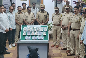 खडक पोलीस स्टेशनची धडाकेबाज कामगिरी घरफोडी करणाऱ्या चोरटयास अवघ्या दोन तासांत  पकडुन चोरटयाकडुन चोरी केलेली रोख ५,२५,००० /- रक्कम हस्तगत.