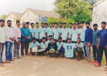 माजी राज्यमंत्री तथा माजी पालकमंत्री राजे अम्ब्रिशराव आत्राम यांनी सिरोंचा येथील आदिवासी विद्यार्थ्यांना केली मदत.